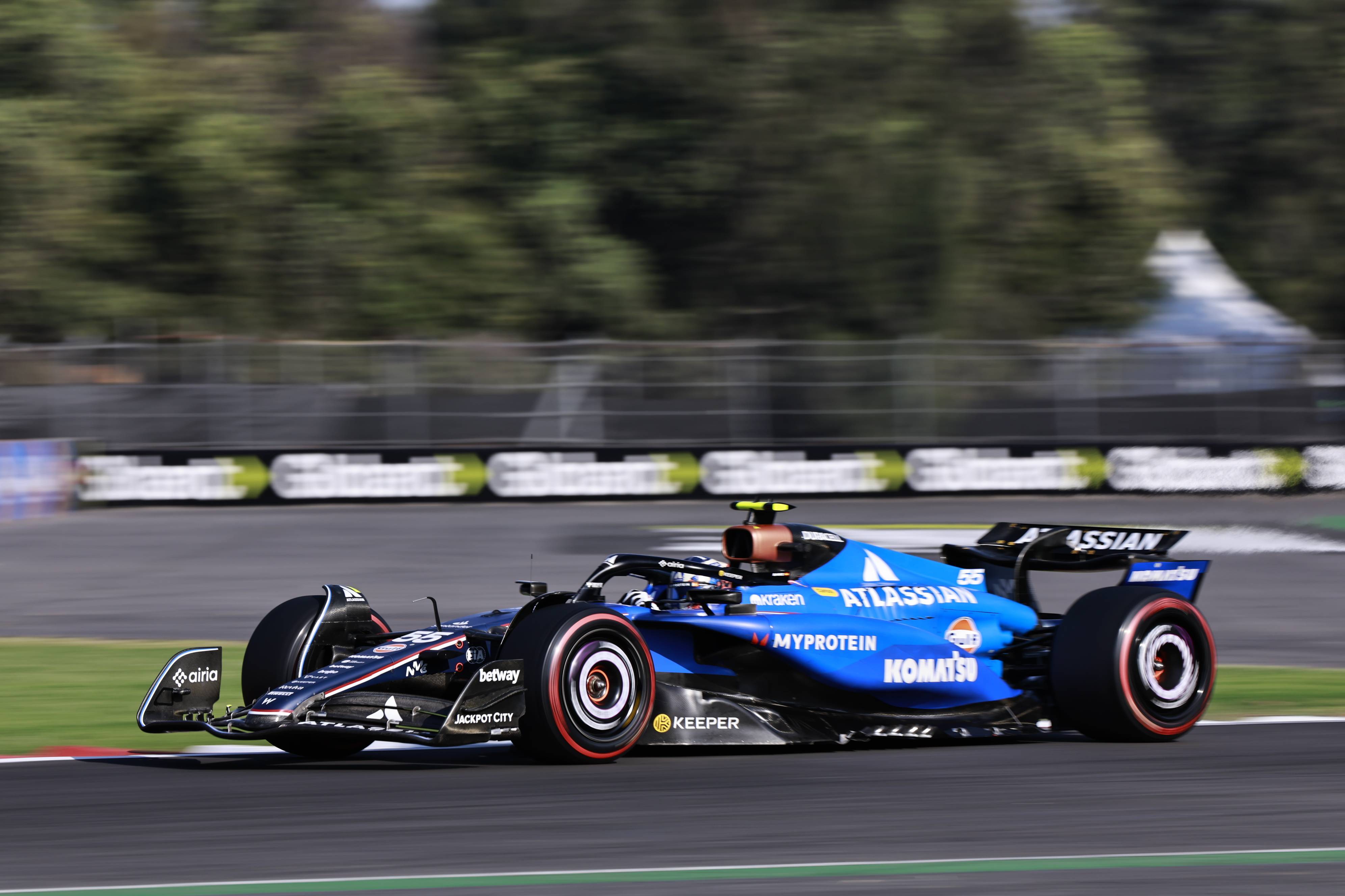 迈凯伦绝杀红牛车队，塞恩斯刷新纪录