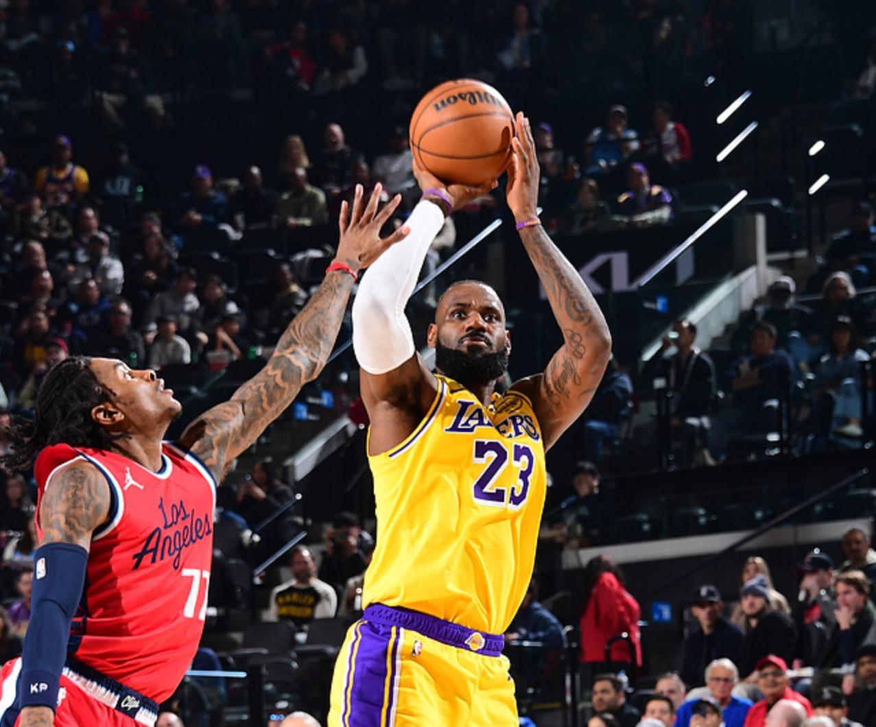 爱游戏tv-独行侠绝杀篮网，詹姆斯点燃赛场